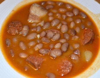 Alubias pintas con tocino y chorizo