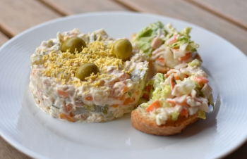 Ensaladilla rusa y pincho de cangrejo