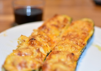 Calabacines gratinados rellenos de atún 