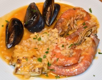Langostinos y rape en salsa costa brava