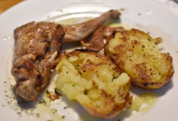 Paletilla de conejo con patata asada