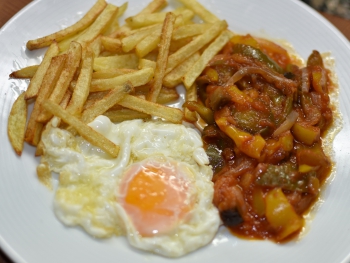 Pisto con huevo frito y patatas