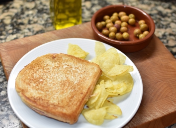Sandwich de jamón y queso